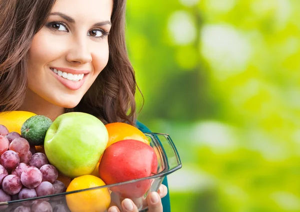 Mulher com prato de frutas, ao ar livre — Fotografia de Stock