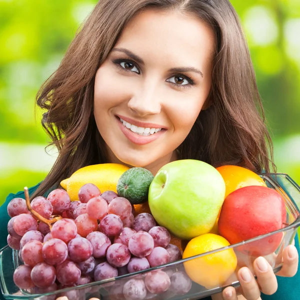 Mujer con plato de frutas, al aire libre — Foto de Stock