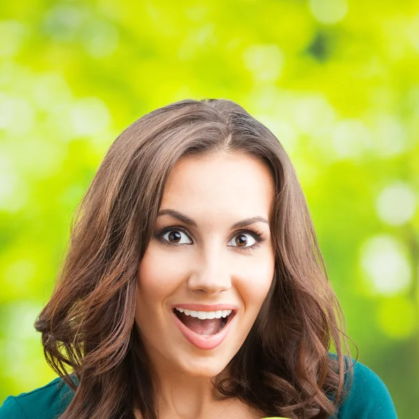 Jonge gelukkig lachende vrouw, buitenshuis — Stockfoto