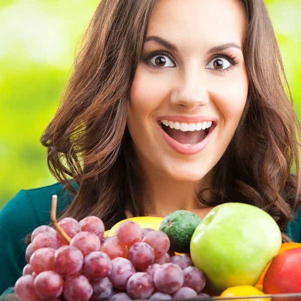 Woman with plate of fruits, outdoors — Stock Photo, Image