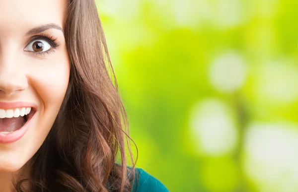 Jeune femme souriante heureuse, en plein air — Photo