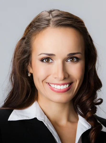 Felice sorridente giovane donna d'affari, su grigio — Foto Stock