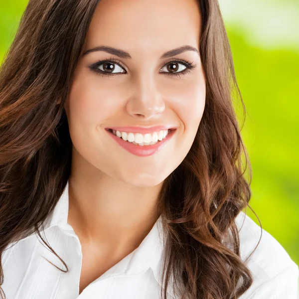 Jeune femme d'affaires souriante et joyeuse au bureau — Photo