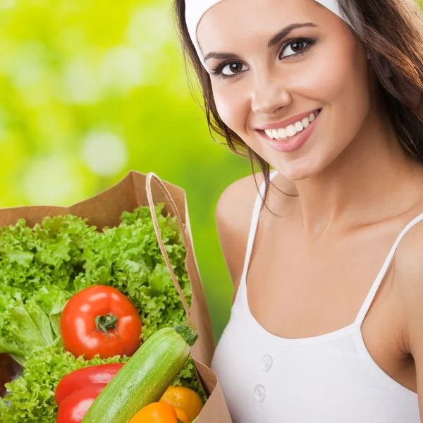 Frau in Fitnessbekleidung mit vegetarischem Essen — Stockfoto