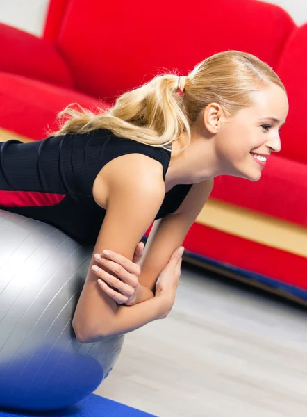 Mulher com fitball em casa — Fotografia de Stock