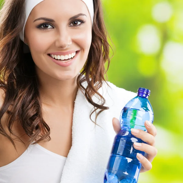 Kobieta z butelka wody na zewnątrz — Zdjęcie stockowe