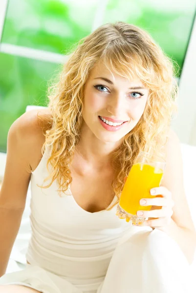 Mulher feliz beber suco — Fotografia de Stock