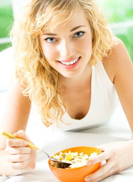 Vidám nő étkezési gabonafélék muszlin — Stock Fotó