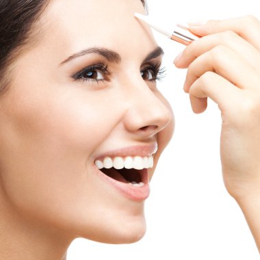 gülümseyen yüzünde kapatıcı uygulayarak, izole