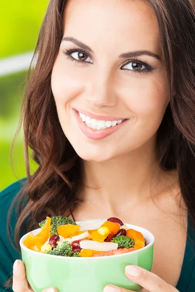 Jonge vrouw met salade, buitenshuis — Stockfoto
