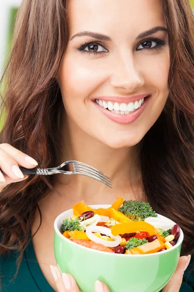 Mujer joven con ensalada, al aire libre — Foto de Stock