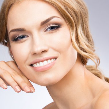 Cilt dokunmak veya krem, gri uygulama kadın