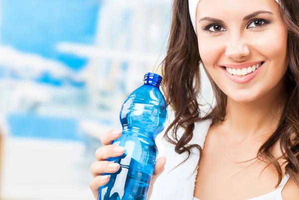 Mujer con botella de agua, en el gimnasio —  Fotos de Stock