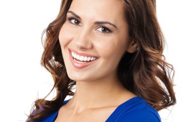 mutlu genç bir kadın, beyaz üzerinde gülümseyen