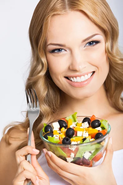 Mujer con ensalada vegetariana, sobre gris — Foto de Stock