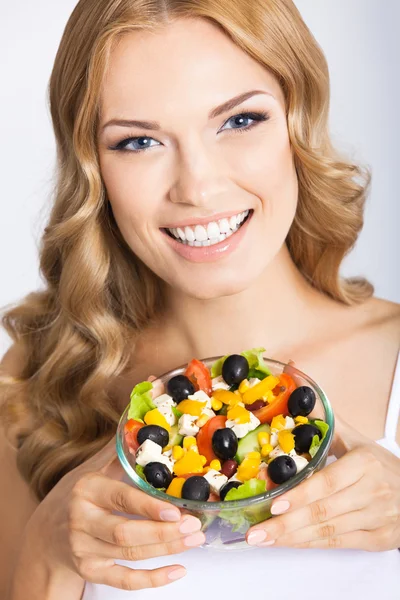 Mujer con ensalada vegetariana, sobre gris —  Fotos de Stock