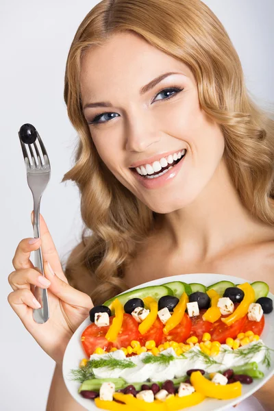 Vrouw met vegetarische salade, over grijs — Stockfoto