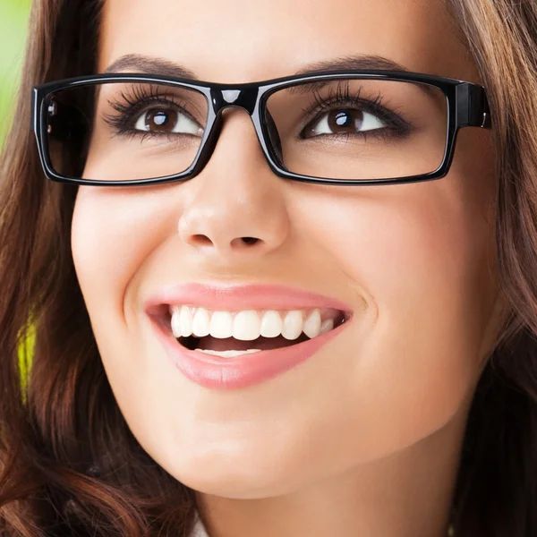 Young happy smiling businesswoman at office — Stock Photo, Image