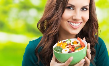 salata, açık havada olan kadın