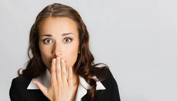 Geschäftsfrau bedeckt Mund, über grau — Stockfoto