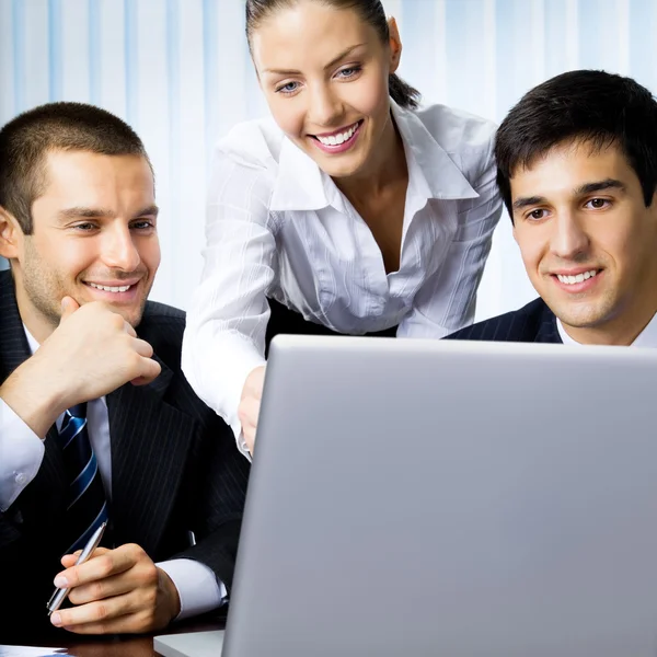 Företagare som arbetar med laptop på kontoret — Stockfoto