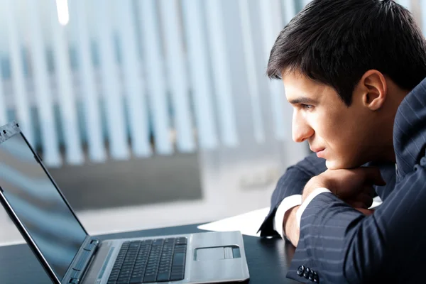 Uomo d'affari che lavora con il computer portatile — Foto Stock