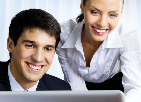 Empresarios trabajando en la oficina — Foto de Stock