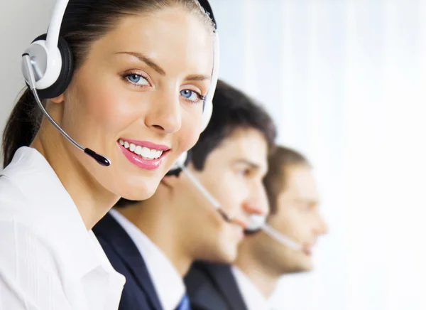 Drei unterstützende Telefonanbieter am Arbeitsplatz — Stockfoto