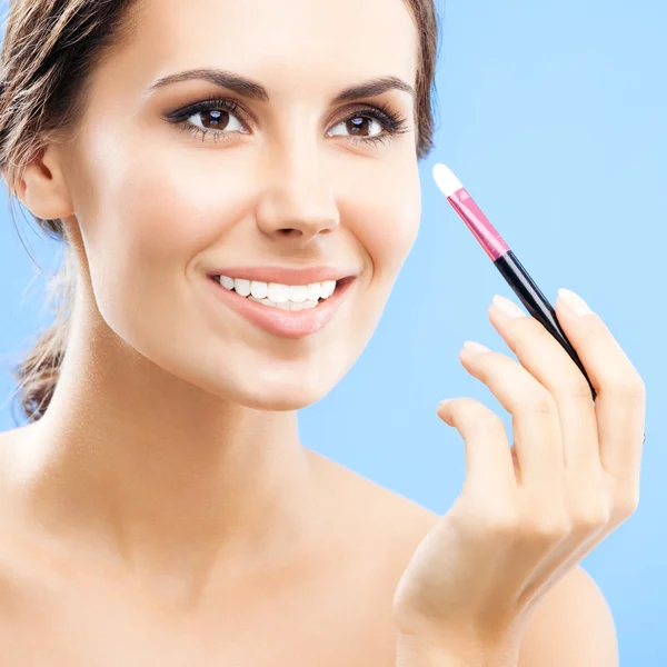 Mujer con cepillo de cosméticos, en azul — Foto de Stock