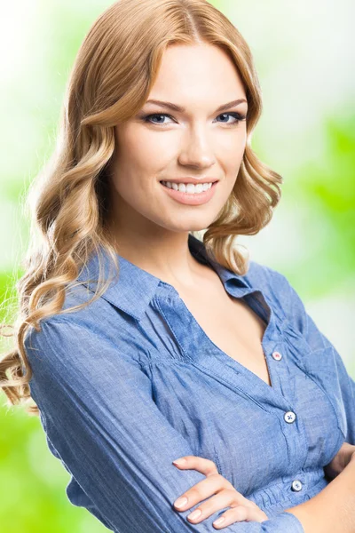 Felice donna sorridente con i capelli lunghi, all'aperto — Foto Stock