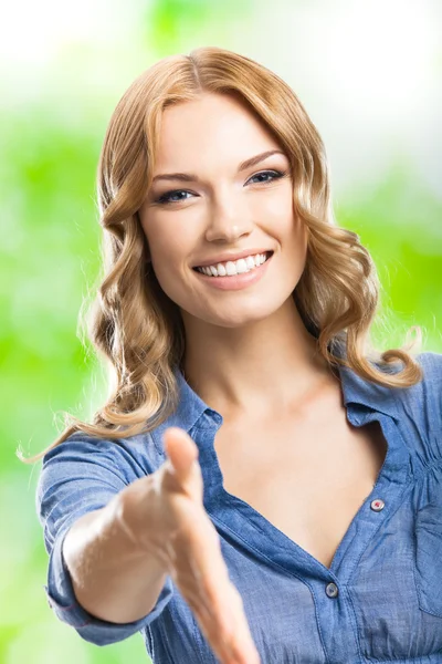 Frau gibt Hand zum Händeschütteln, im Freien — Stockfoto