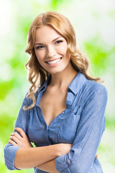 Feliz mulher sorridente com cabelo comprido, ao ar livre — Fotografia de Stock