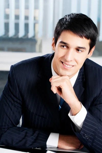 Retrato del hombre de negocios de thinkihg en la oficina —  Fotos de Stock