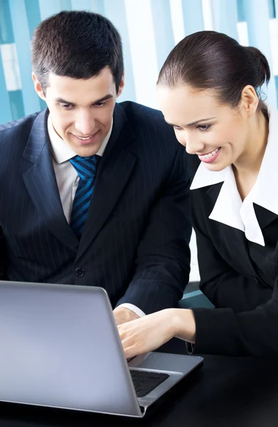 Geschäftsleute im Büro — Stockfoto