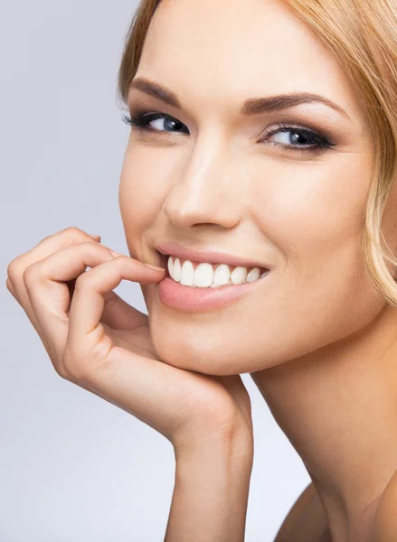 Gelukkig lachende denken vrouw, op grijs — Stockfoto