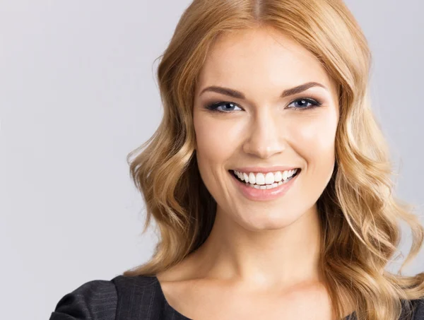 Joven mujer sonriente alegre, en gris — Foto de Stock