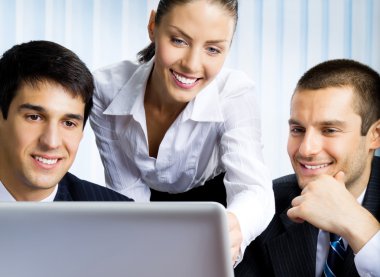 iş adamları laptop ile çalışma