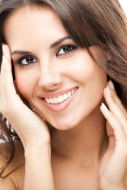 beyaz üzerine güzel bir kadın portresi