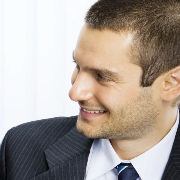 Feliz joven empresario sonriente en la oficina — Foto de Stock