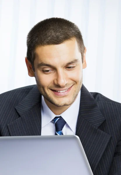 Empresário sorridente trabalhando com laptop — Fotografia de Stock