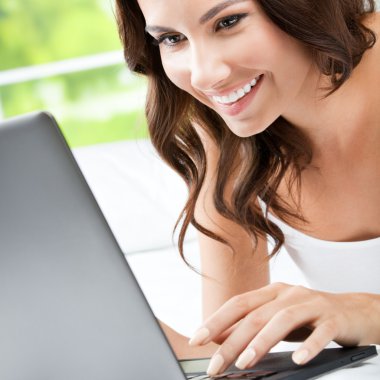 neşeli laptop, evde kullanma