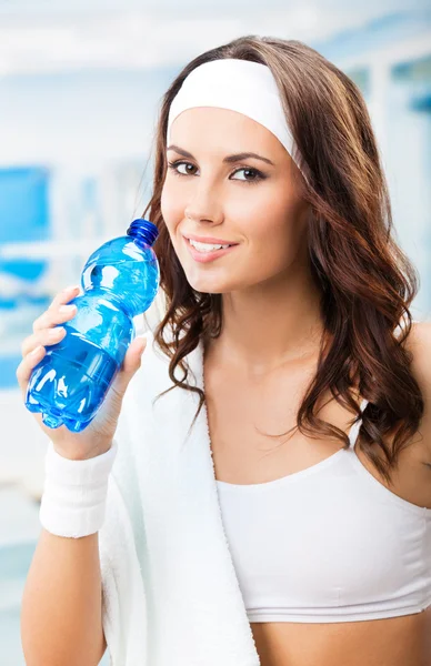 Frau mit Flasche Wasser, im Fitnessclub — Stockfoto