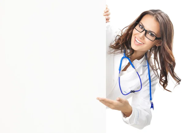 Médico mostrando placa em branco, isolado — Fotografia de Stock