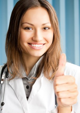 yukarı hareket ile genç bir kadın doktor