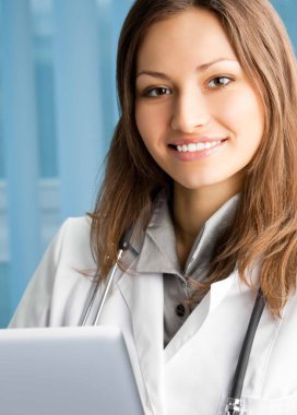 dizüstü bilgisayar ile neşeli kadın doktor