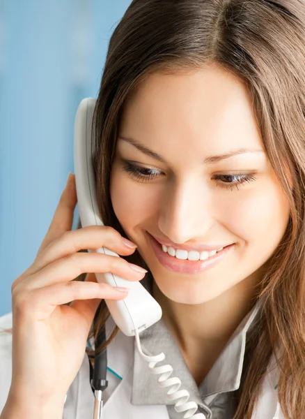 Junger Arzt am Telefon, im Büro — Stockfoto