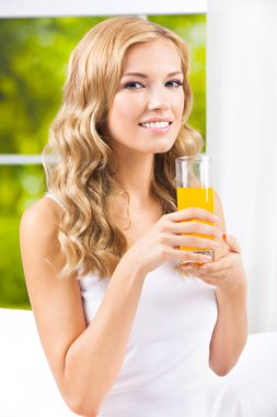 suyu içme mutlu bir kadın