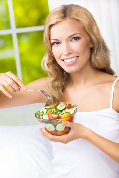 Femme mangeant une salade, à l'intérieur — Photo