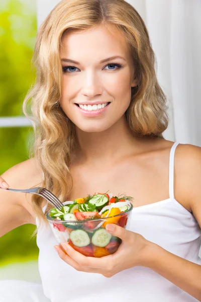 Mulher comendo salada, dentro de casa — Fotografia de Stock