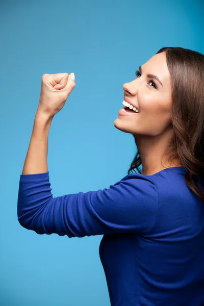 Felice gesticolando giovane donna, sopra blu — Foto Stock